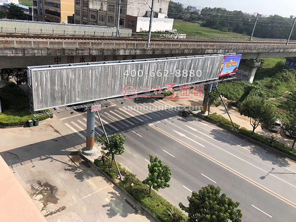 廣西貴港高鐵橋旁過街三面翻鋼結構廣告牌案例施工圖片