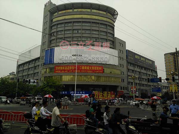 河南南陽(yáng)外弧型墻面三面翻樓體廣告牌案例施工圖片